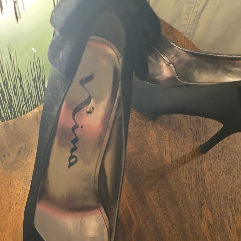 Sexy Elegant Black Heels with a sexy lil Bow